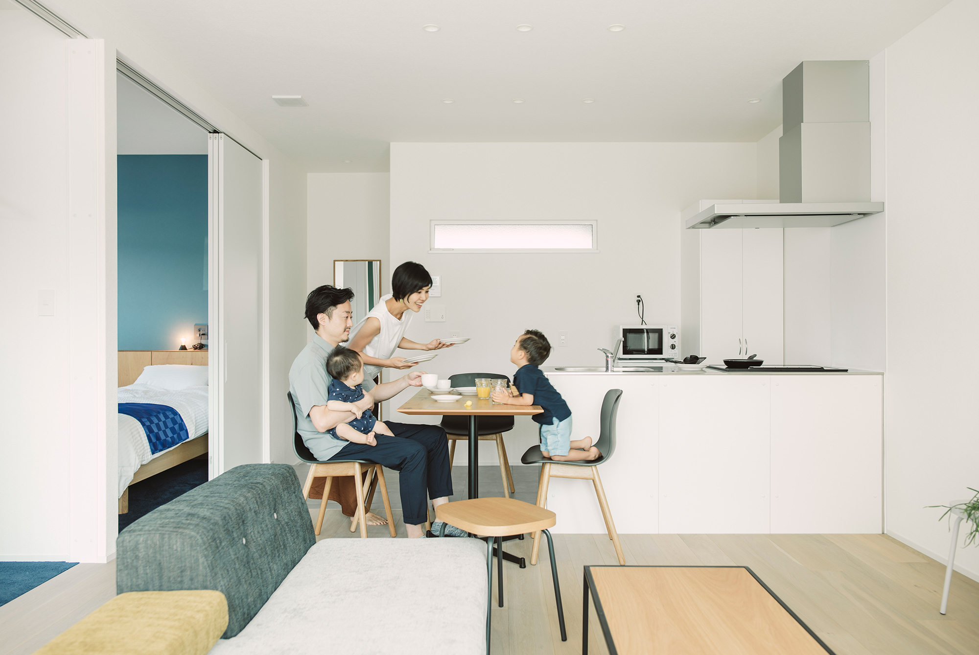 キッチンとリビングのあるナビオのお部屋で過ごす家族